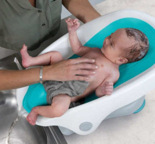 Tyrkysová polohovatelná koupací sedačka Summer Infant Clean Rinse