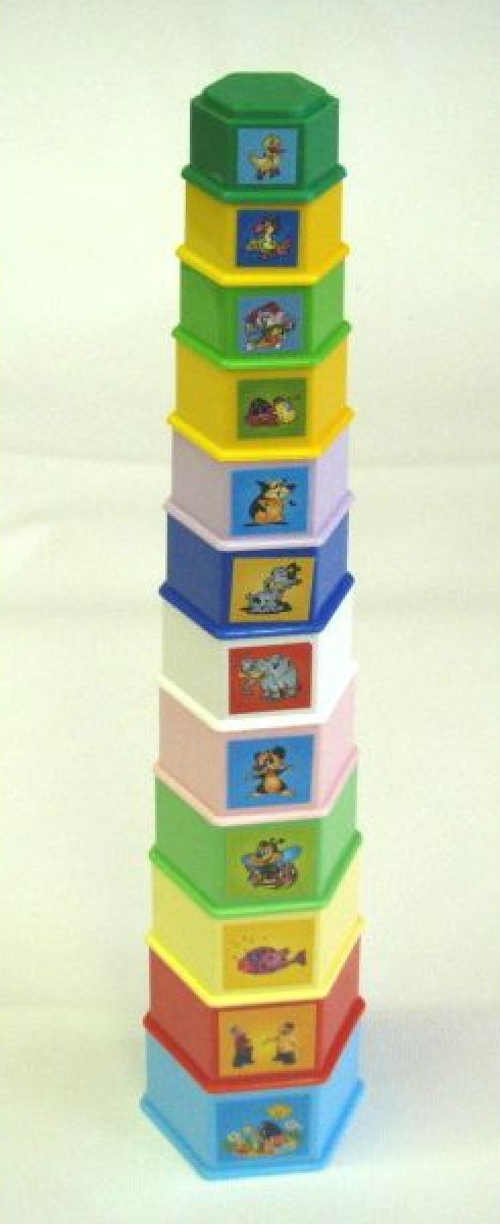 Vysoká dětská pyramida z hranatých plastových kelímků